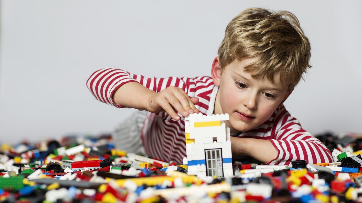 Enfant qui joue avec des Lego Enfant qui joue avec des Lego